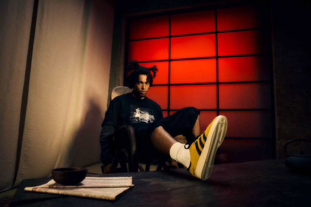 Les héritages de Kareem Abdul-Jabbar et Bruce Lee sont honorés dans le nouveau lancement d'Adidas.