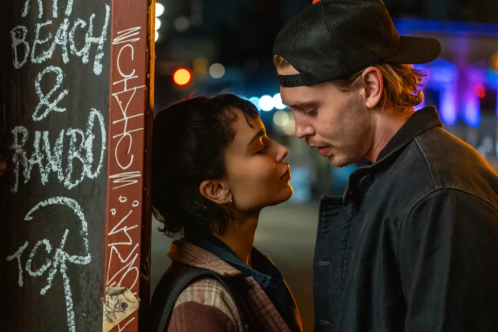 Zoë Kravitz parle de jouer la petite amie atypique de Hank dans 'Caught Stealing'.