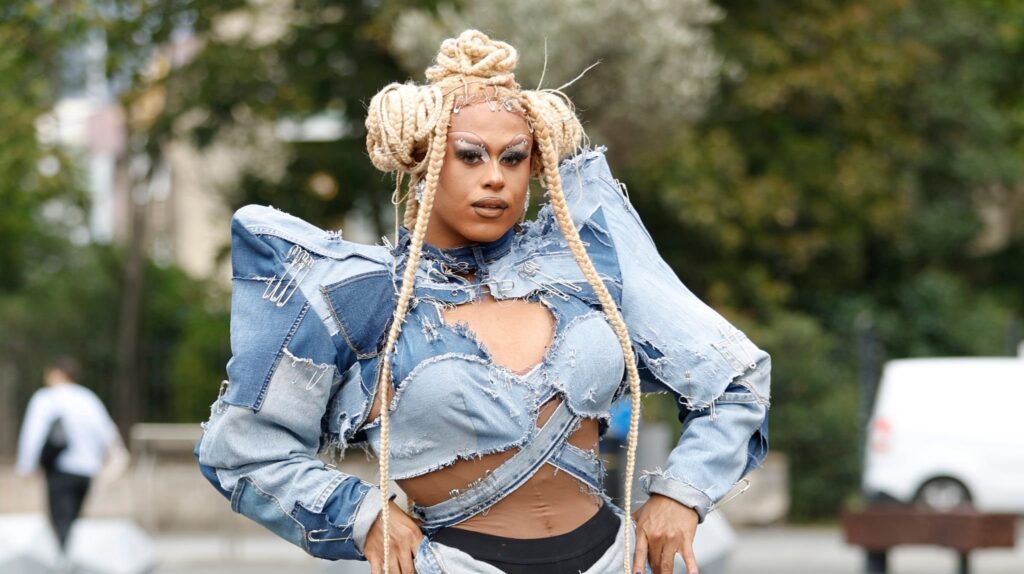 Star de RuPaul's Drag Race UK attaquée par groupe d'extrême droite islamophobe avant la première.
