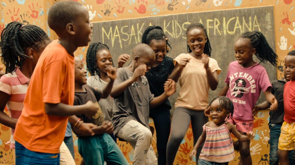 La bande-annonce du doc Netflix « Masaka Kids: A Rhythm Within » est produite par Harry et Meghan.