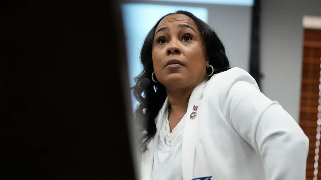 Fani Willis affirme n'être pas Marjorie Taylor Greene et évoque des menaces sur le mot N pour Trump.