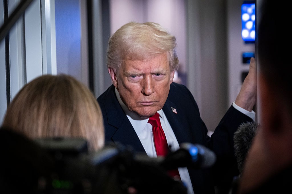 Trump s'emporte contre une journaliste et la traite de 'stupide' trois fois sur la Garde nationale.