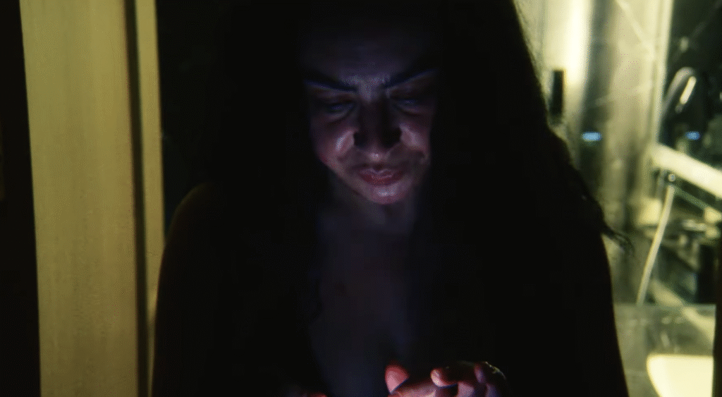Voici la bande-annonce de The Moment, le film pop d'A24 avec Charli XCX, Rachel Sennott et Rish Shah.
