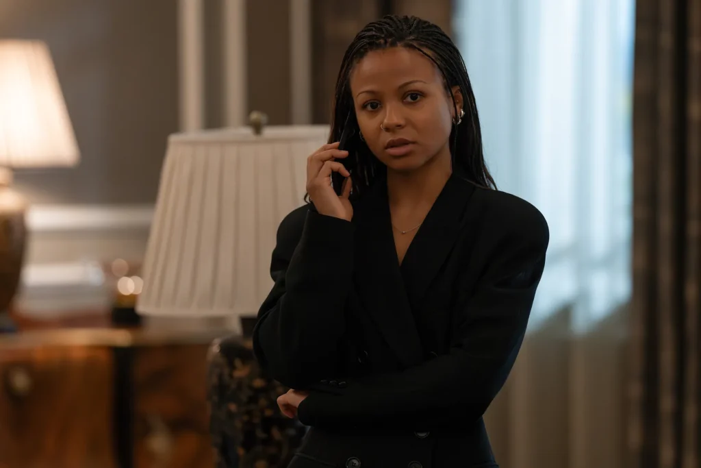 Le parcours capillaire de Harper Stern, dans 'Industry', est ce qui nous ressemble le plus chez elle.