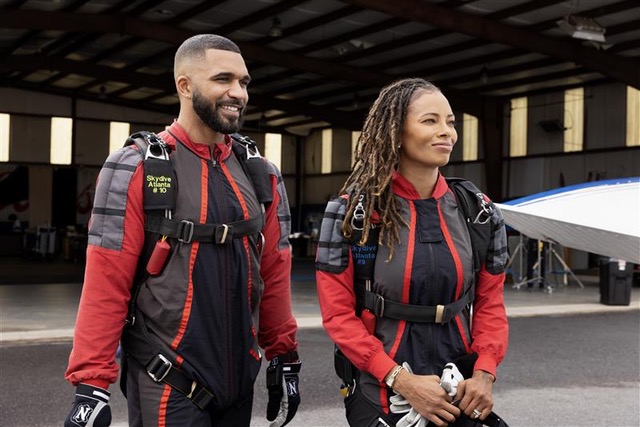 Tyler Lepley et Eva Marcille sont poussés d'un avion et survivent dans la bande-annonce Lifetime.