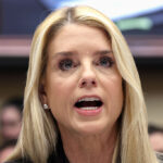 Summer Lee dépose des articles de destitution contre Pam Bondi.