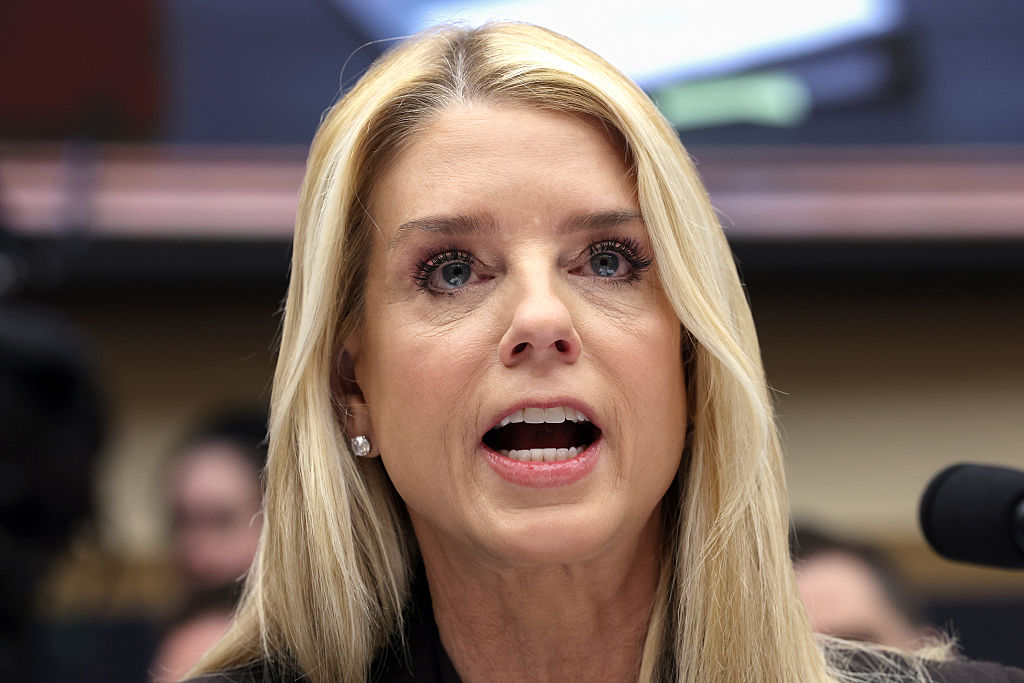 Summer Lee dépose des articles de destitution contre Pam Bondi.