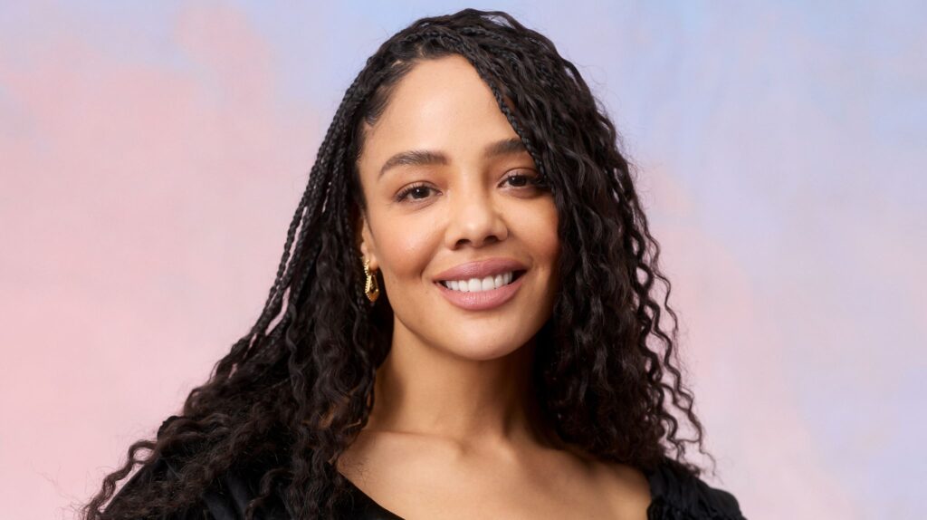 Tessa Thompson est vedette dans une série thriller sombre et comique pour Netflix et A24, Next Door.