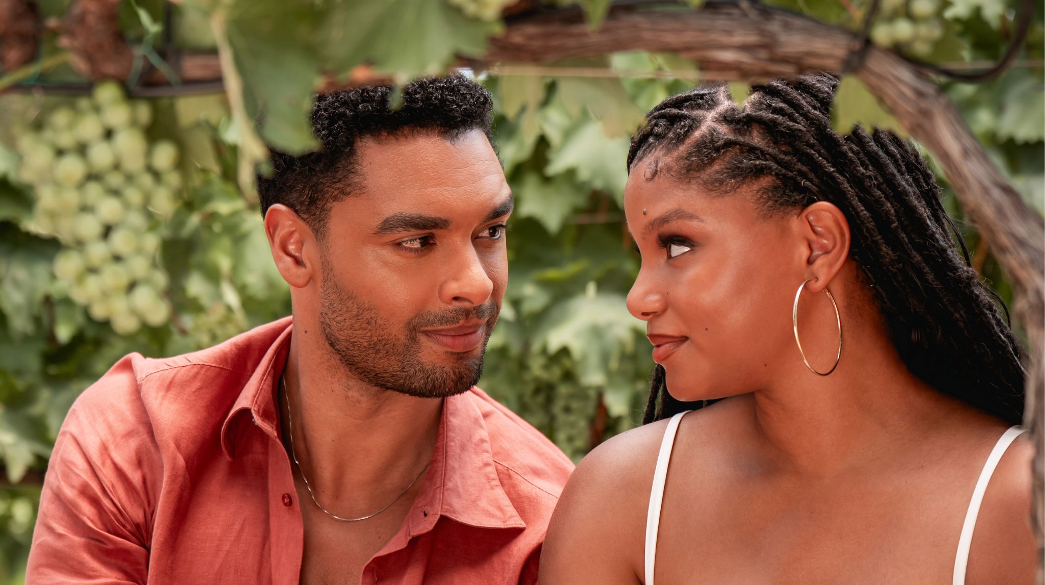 Halle Bailey et Regé-Jean Page se laissent aller dans You, Me & Tuscany.