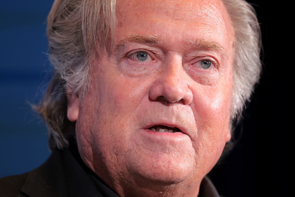 La Cour suprême autorise l’innocentation de Bannon après sa condamnation pour avoir défié l’assignation du Congrès.