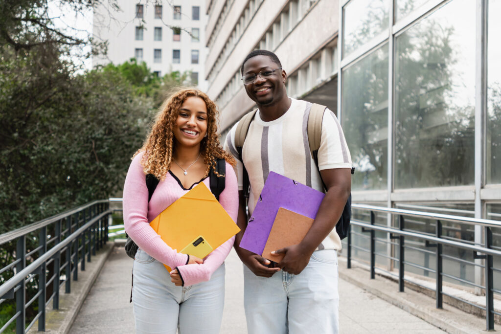 Le CBC est poursuivi par un groupe conservateur qui affirme qu'une bourse discrimine les non-noirs.