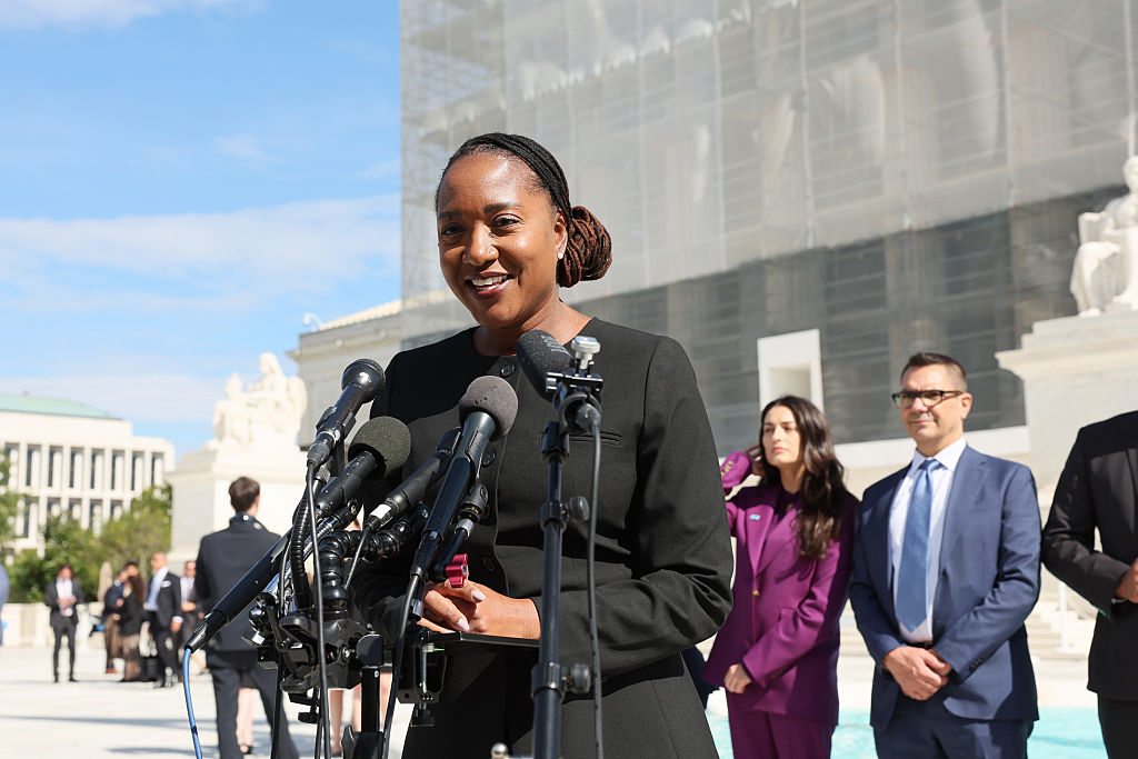 Les élus et militants du Maryland célèbrent l'adoption de la loi sur les droits de vote de l'État.