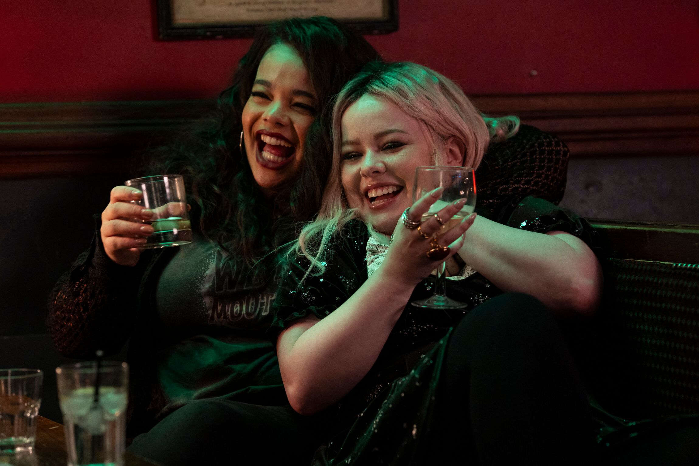 Nicola Coughlan et Lydia West de Big Mood décryptent les aléas de l'amitié pendant la saison 2.