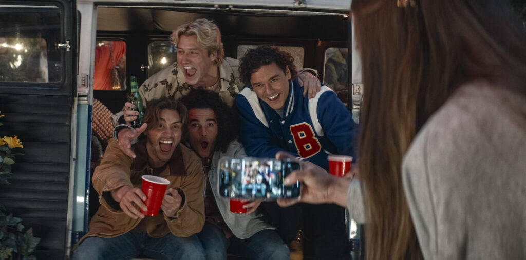 Le showrunner d’Off Campus parle de l’adaptation livre-écran et si le couple de saison 2 changera.