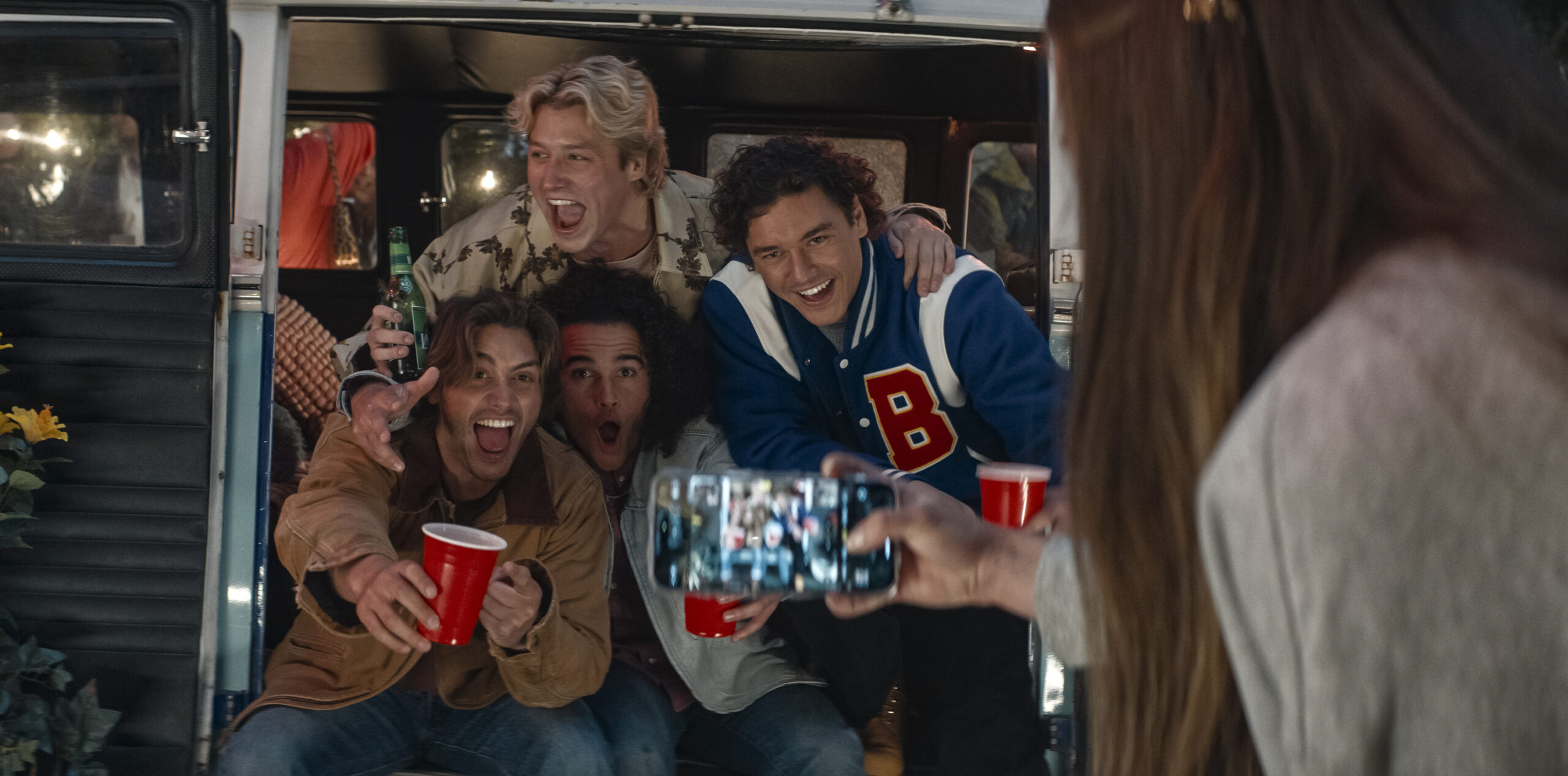 Le showrunner d’Off Campus parle de l’adaptation livre-écran et si le couple de saison 2 changera.