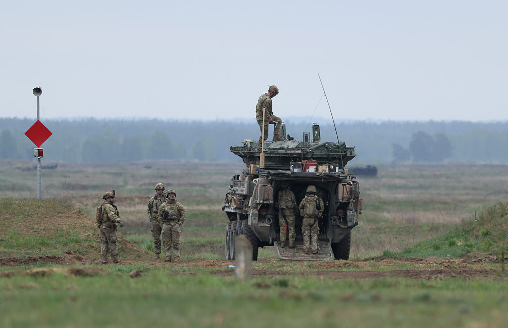 Pourquoi Trump envoie-t-il des soldats en Pologne malgré les messages sur le rôle des US en Europe ?