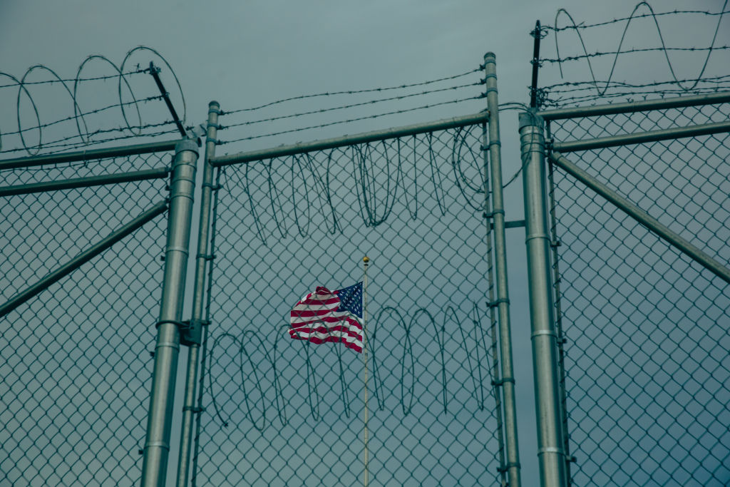 Trump a dépensé 73 M$ pour détenir 30 000 immigrés à Guantánamo, le centre est presque vide.