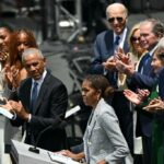 Au Centre Obama, Barack et Michelle délivrent un message d'espoir et critiques subtiles de Trump.