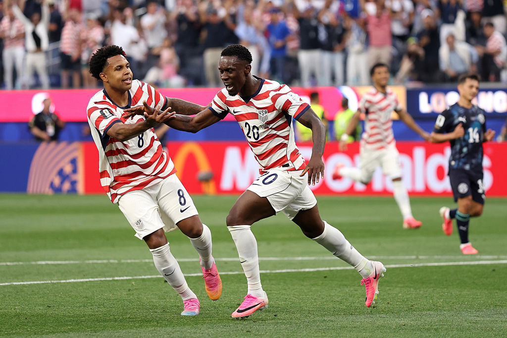 Des années d'exclusion du foot pour des noirs; la Coupe du Monde montre que la culture grandit.