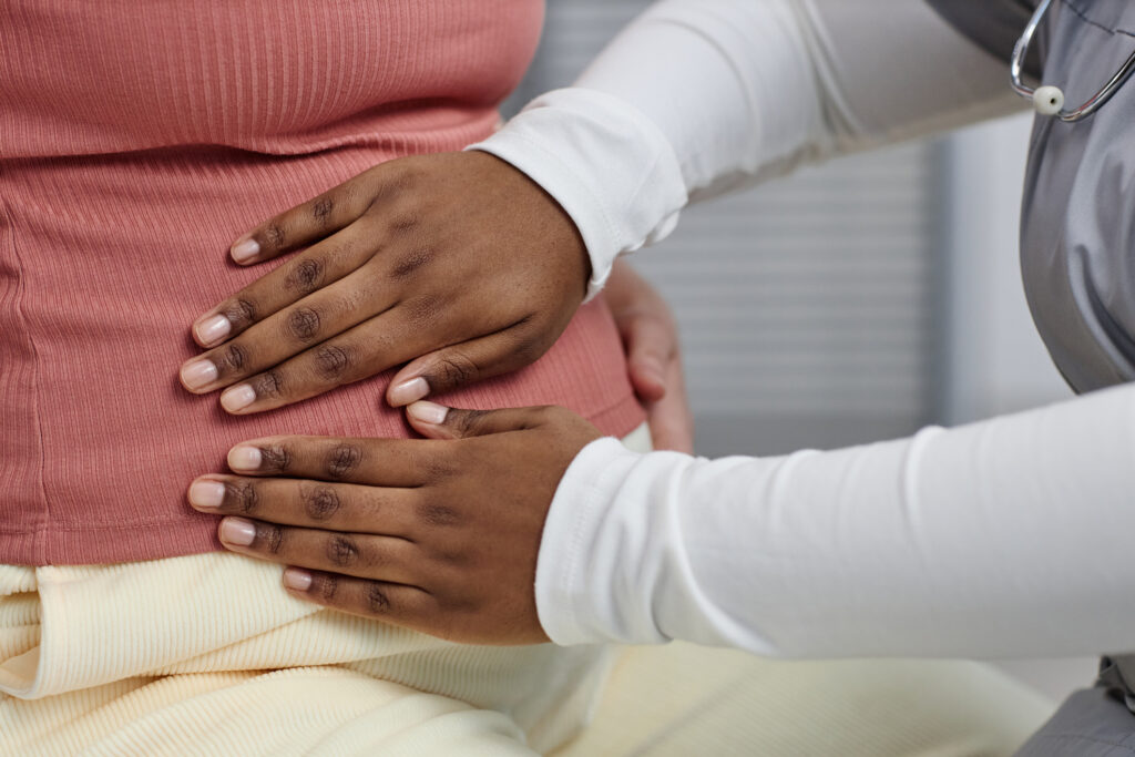 Sages-femmes noires disent que les lois limitent les soins maternels et poursuivent les États du Sud