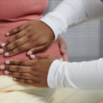 Sages-femmes noires disent que les lois limitent les soins maternels et poursuivent les États du Sud