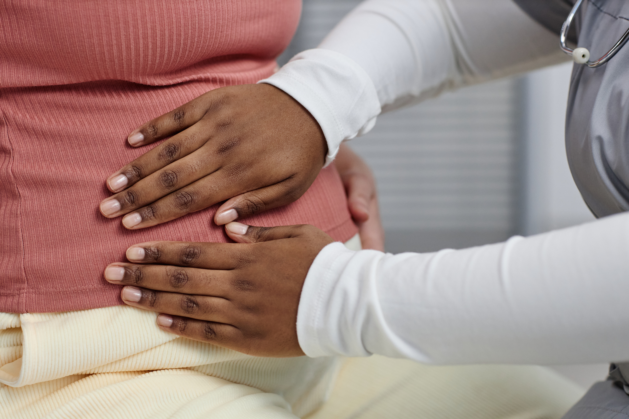 Sages-femmes noires disent que les lois limitent les soins maternels et poursuivent les États du Sud