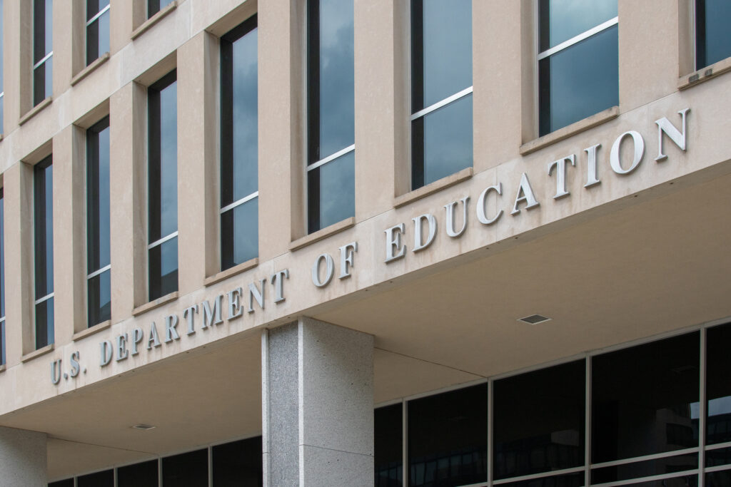 Trump poursuit le démantèlement du Département de l'Éducation et déplace ses bureaux.