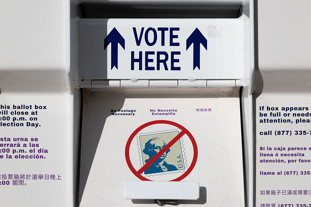 La Cour suprême confirme à peine l'autorisation des bulletins par courrier reçus après le vote.