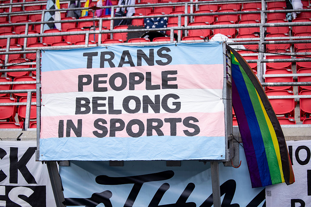 La Cour suprême confirme certaines interdictions d'États visant les athlètes trans dans les sports féminins.