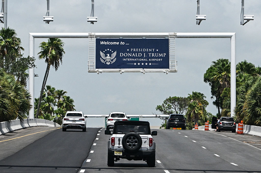 La refonte de l'aéroport Trump en Floride coûte 5,5 M$ et les militants noirs critiquent le DEI.