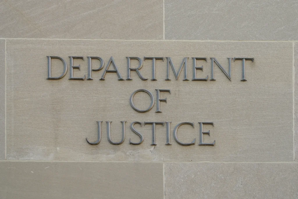 Le DOJ enquête sur des permis d’armes révoqués pour un groupe inspiré des Black Panthers.
