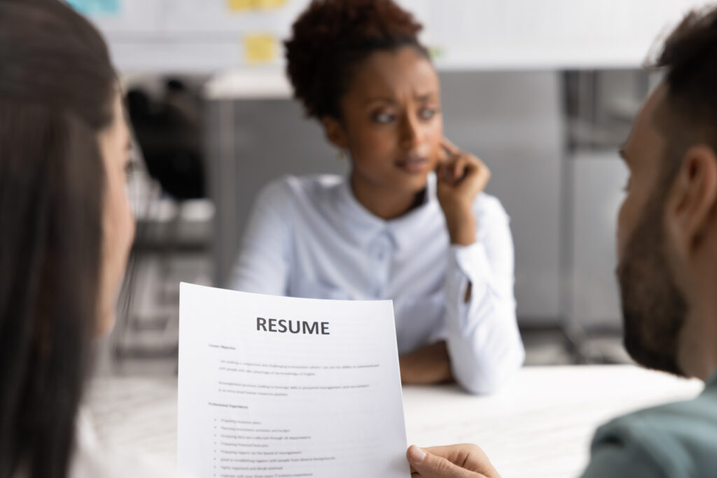 Trump promet de protéger les emplois noirs; pourquoi des diplômés noirs ne trouvent-ils pas d'emploi?