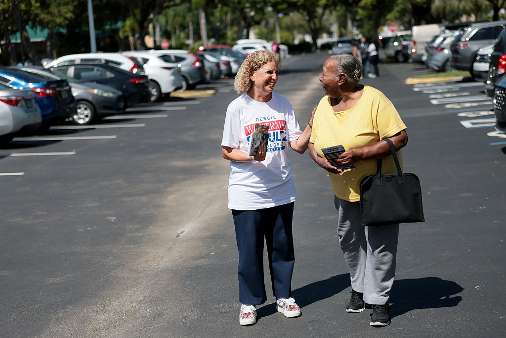 Debbie Wasserman Schultz bat quatre candidats noirs dans un district redécoupé en Floride.