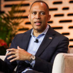 Hakeem Jeffries défend la rencontre avec Jared Kushner après la division des démocrates.
