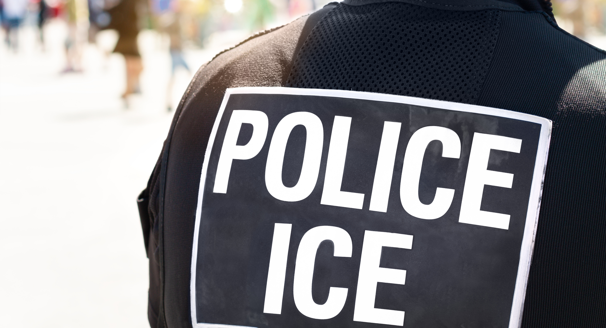 ICE veut dépenser jusqu'à 20 millions de dollars pour des gants à choc électrique pour les agents.