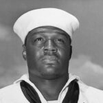 La marine pourrait retirer le nom d'un héros noir de guerre d'un porte-avions et le rebaptiser après Trump.