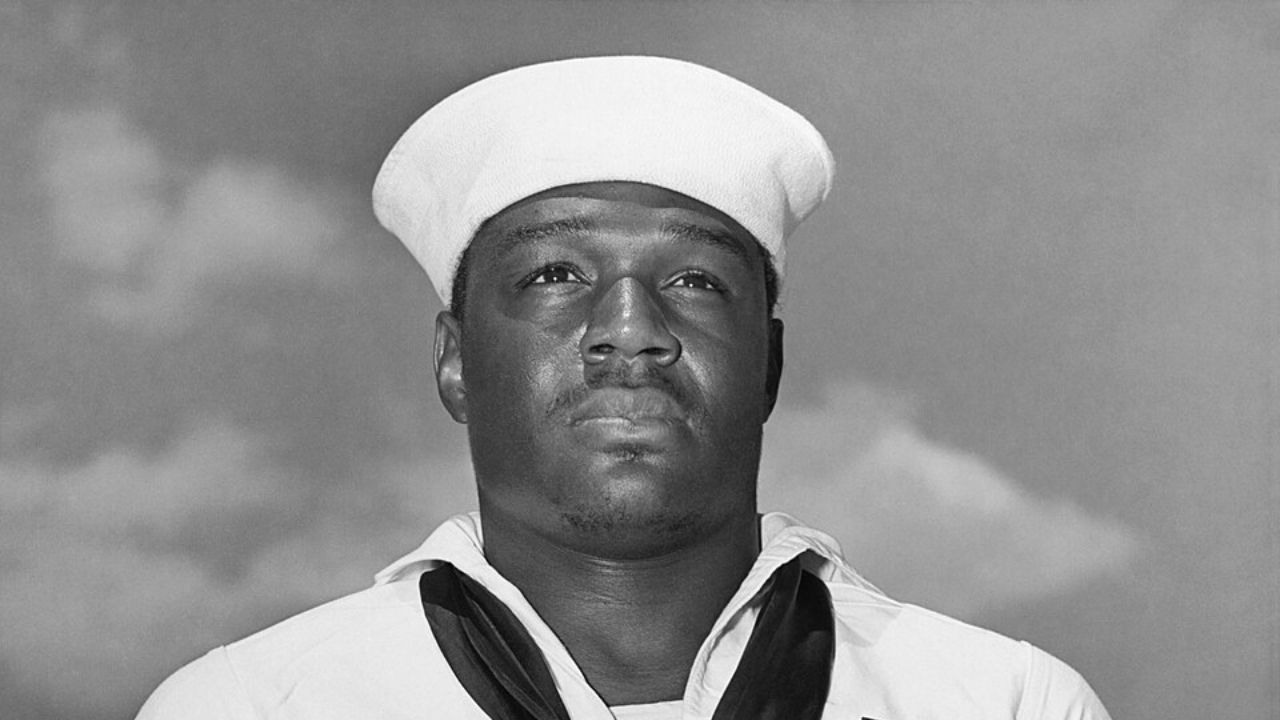 La marine pourrait retirer le nom d'un héros noir de guerre d'un porte-avions et le rebaptiser après Trump.
