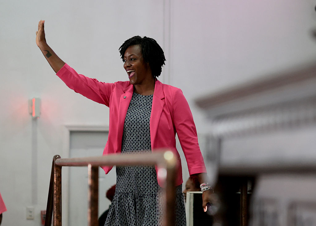 La socialiste démocrate Angie Nixon crée la surprise et remporte la primaire du Sénat en Floride.