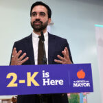 Mamdani, aux côtés d'Hochul, annonce plus de 2 000 offres gratuites de garde d'enfants pour NYC.