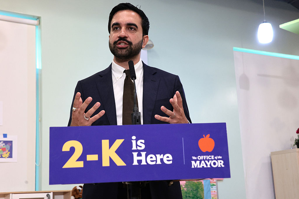 Mamdani, aux côtés d'Hochul, annonce plus de 2 000 offres gratuites de garde d'enfants pour NYC.