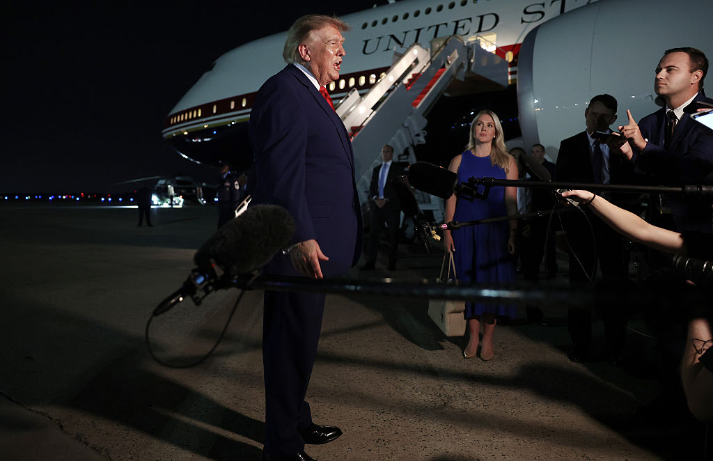 Trump a échangé des avions en Turquie, face à la menace iranienne, laissant staff et reporters.