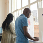 Voici le guide AFROTECH des participants sur le vote anticipé et les bulletins par courrier.