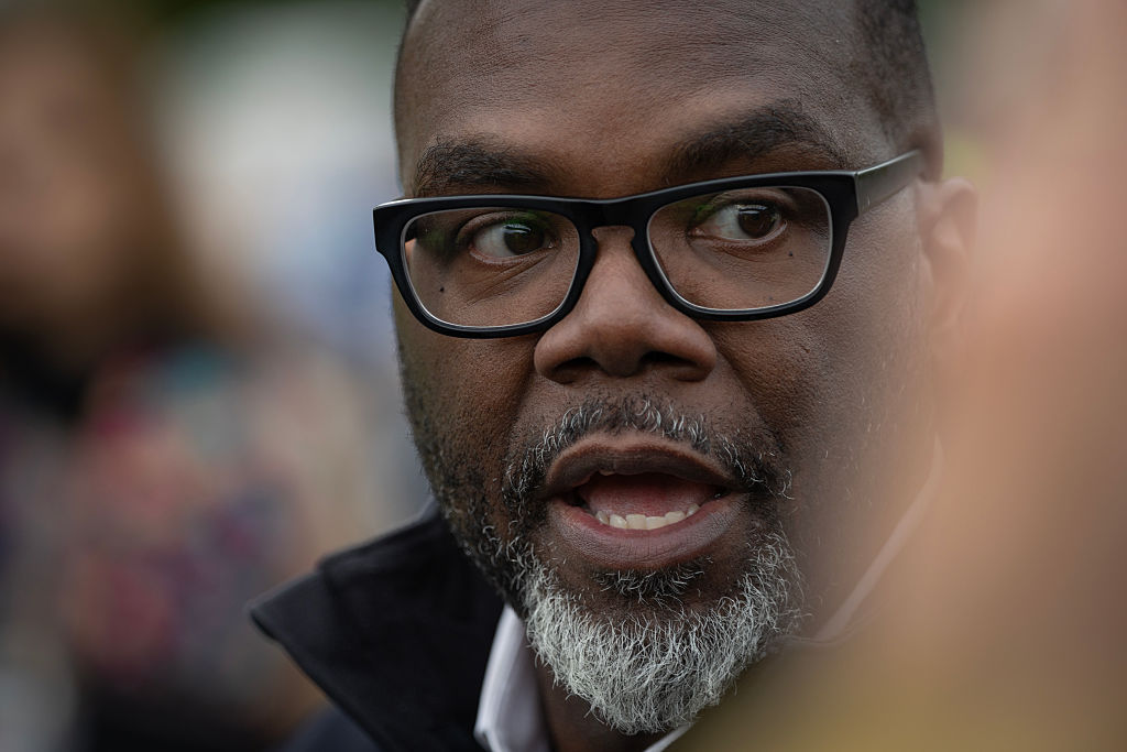Brandon Johnson lance sa campagne de réélection à Chicago face à un faible taux d'approbation et à une forte concurrence