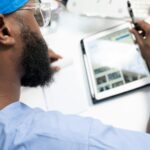 Cinq chirurgiens plasticiens noirs de Beverly Hills redéfinissent l’excellence esthétique.