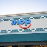 Des employés noirs d’IHOP poursuivent le gérant pour port d’un chapeau de singe, imitation de bruits de fouet et autoproclamation « Maître ».