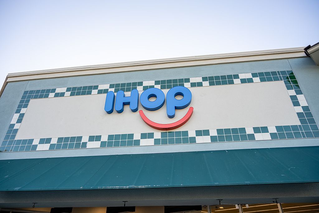 Des employés noirs d’IHOP poursuivent le gérant pour port d’un chapeau de singe, imitation de bruits de fouet et autoproclamation « Maître ».