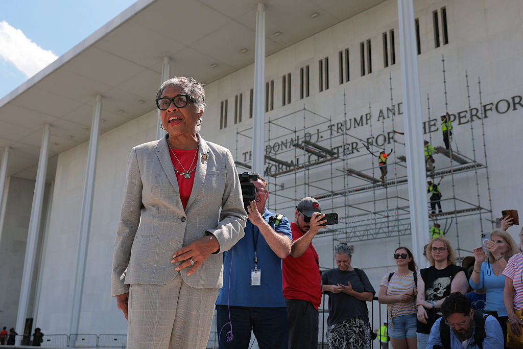 Joyce Beatty décrit la crise de colère de Trump alors que ses alliés tentent de fermer le Kennedy Center après le blocage du changement de nom