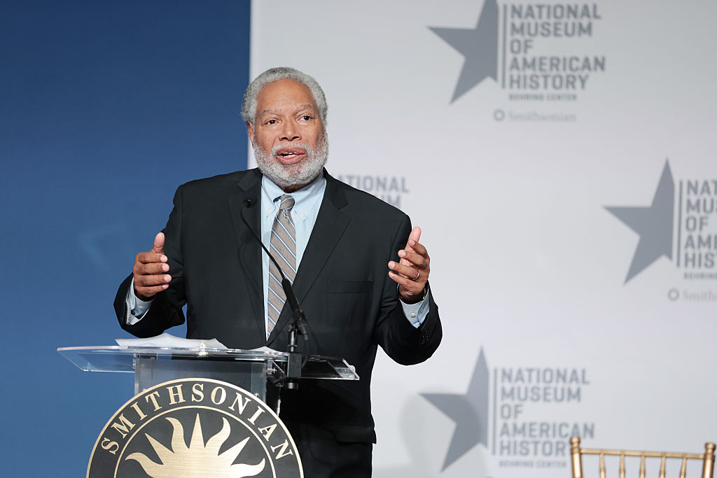 Lonnie Bunch démissionne : premier secrétaire noir du Smithsonian après une menace de l'administration Trump de rompre les liens et appel à la démission des dirigeants