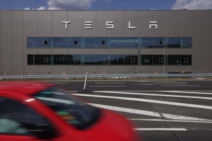 Tesla : Des employés noirs décrivent des insultes racistes, des nœuds de pendaison et des croix gammées en Californie lors d'un procès pour discrimination