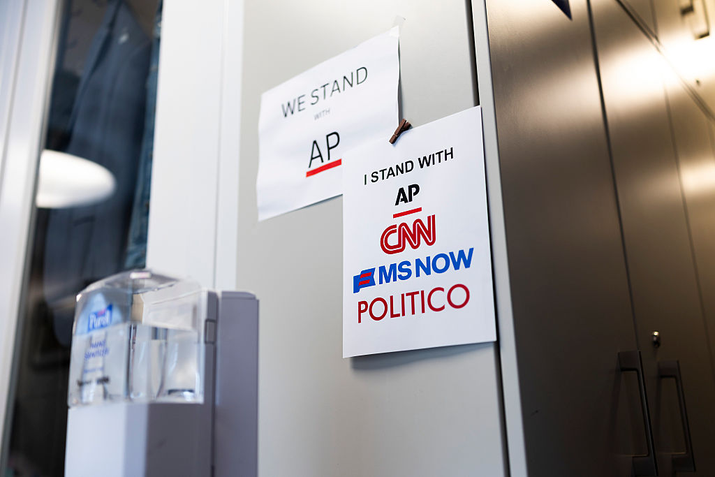 Trump interdit les médias; CNN, MSNBC et POLITICO portent plainte contre la Maison-Blanche.